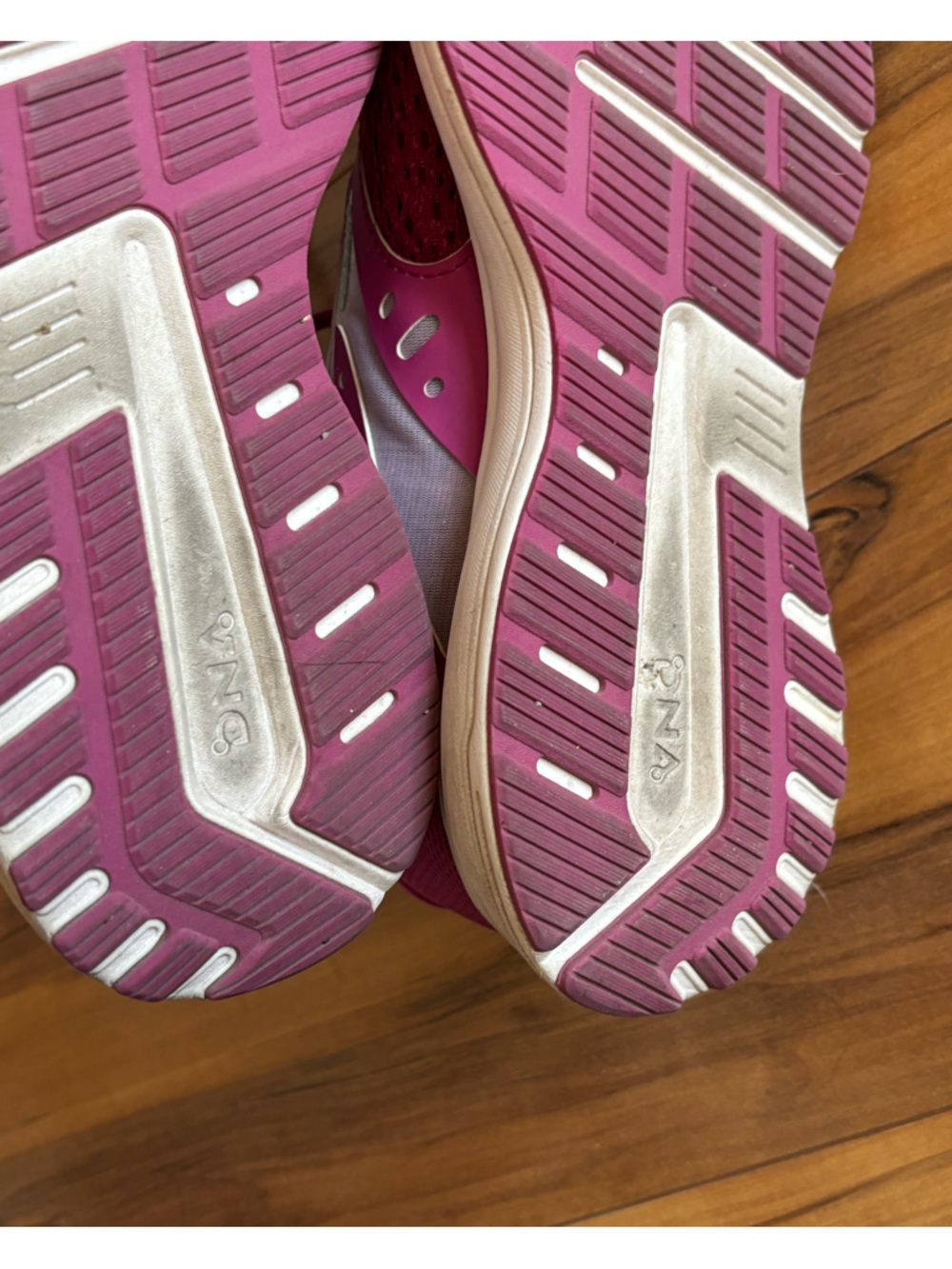 Brooks women, fuchsia, pink, running shoes sneakers range 2 size 9 - Picture 10 of 11